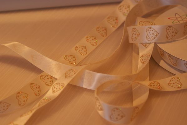 1 METRE OF 15 mm SATIN RIBBON - IVORY WITH SPARKLY HEART